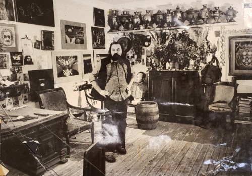 (Yuri Petrochenkov in his studio)